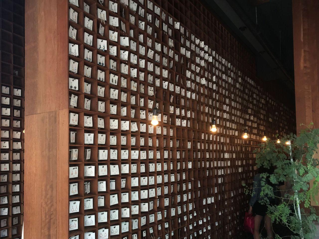 時空間店內的耳環展示，排列整齊讓人目不暇給。